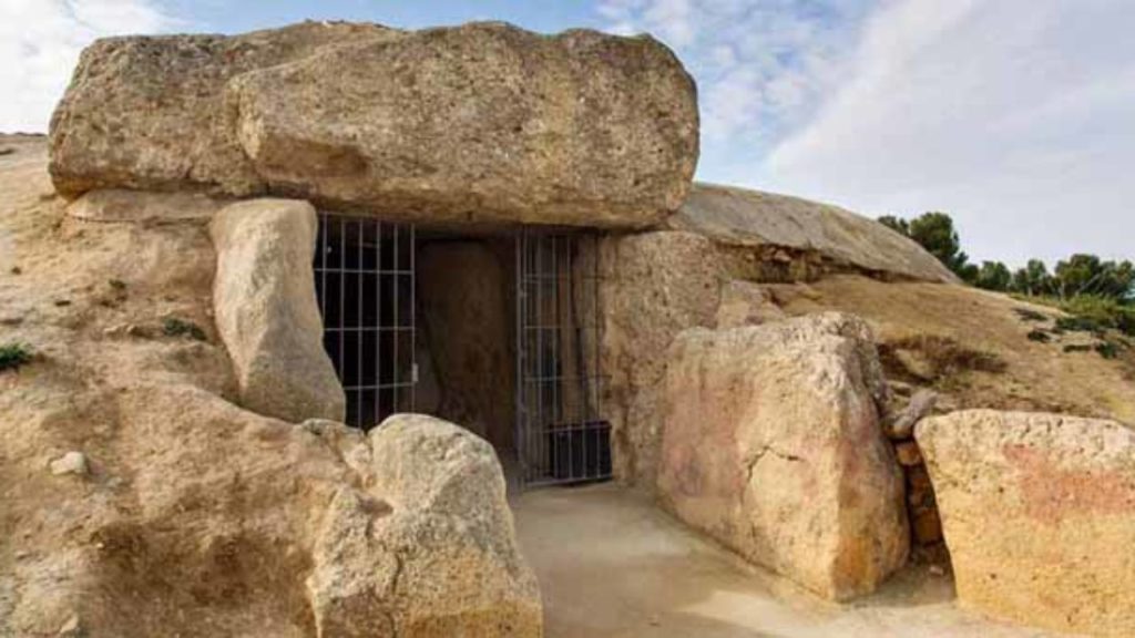 Visita a dolmenes en tren desde Málaga a Antequera