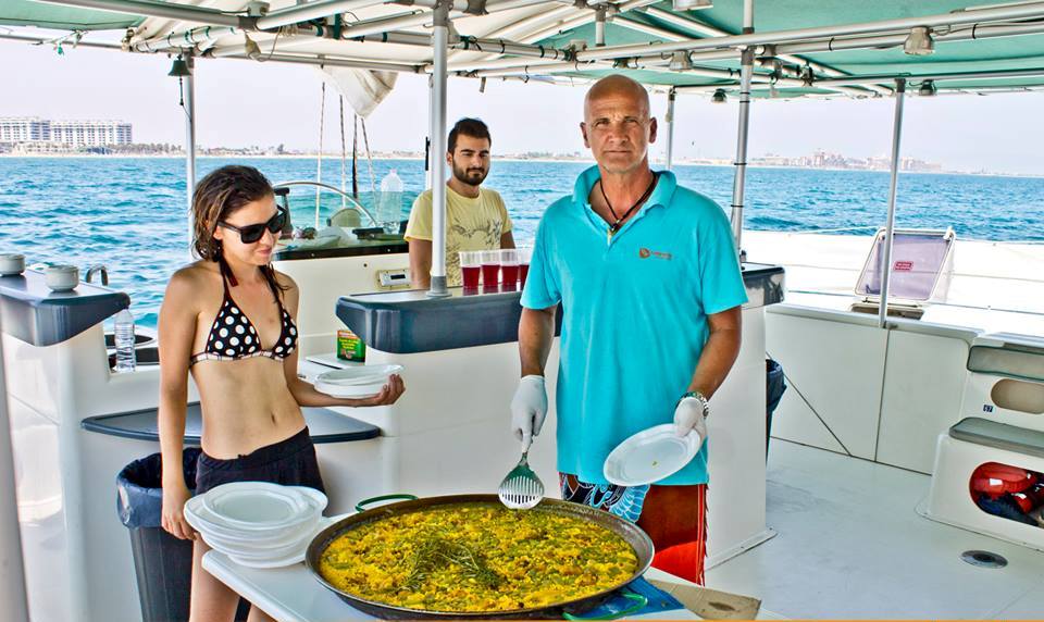 Paseo en catamarán con paella a bordo