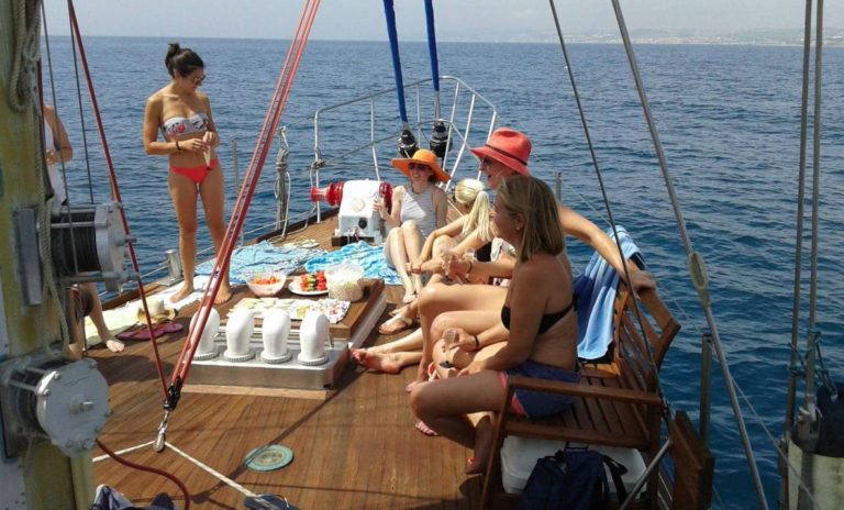 Alquiler de velero privado para fiestas 6 768x464