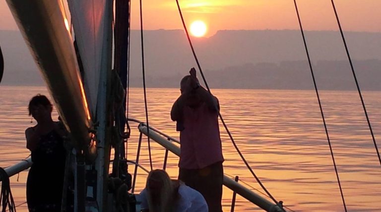 atardecer chillout en un velero 1 768x428