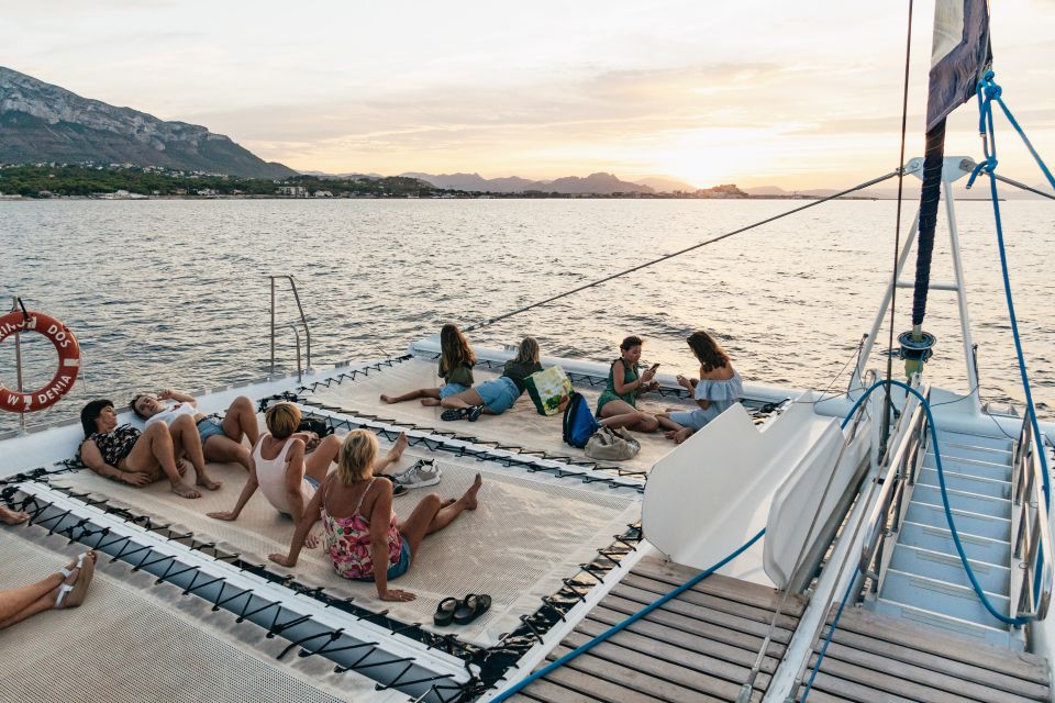 Paseo en catamaran al atardecer