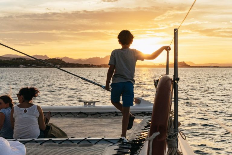 Paseo en catamaran al atardecer con copa de cava 3 768x512