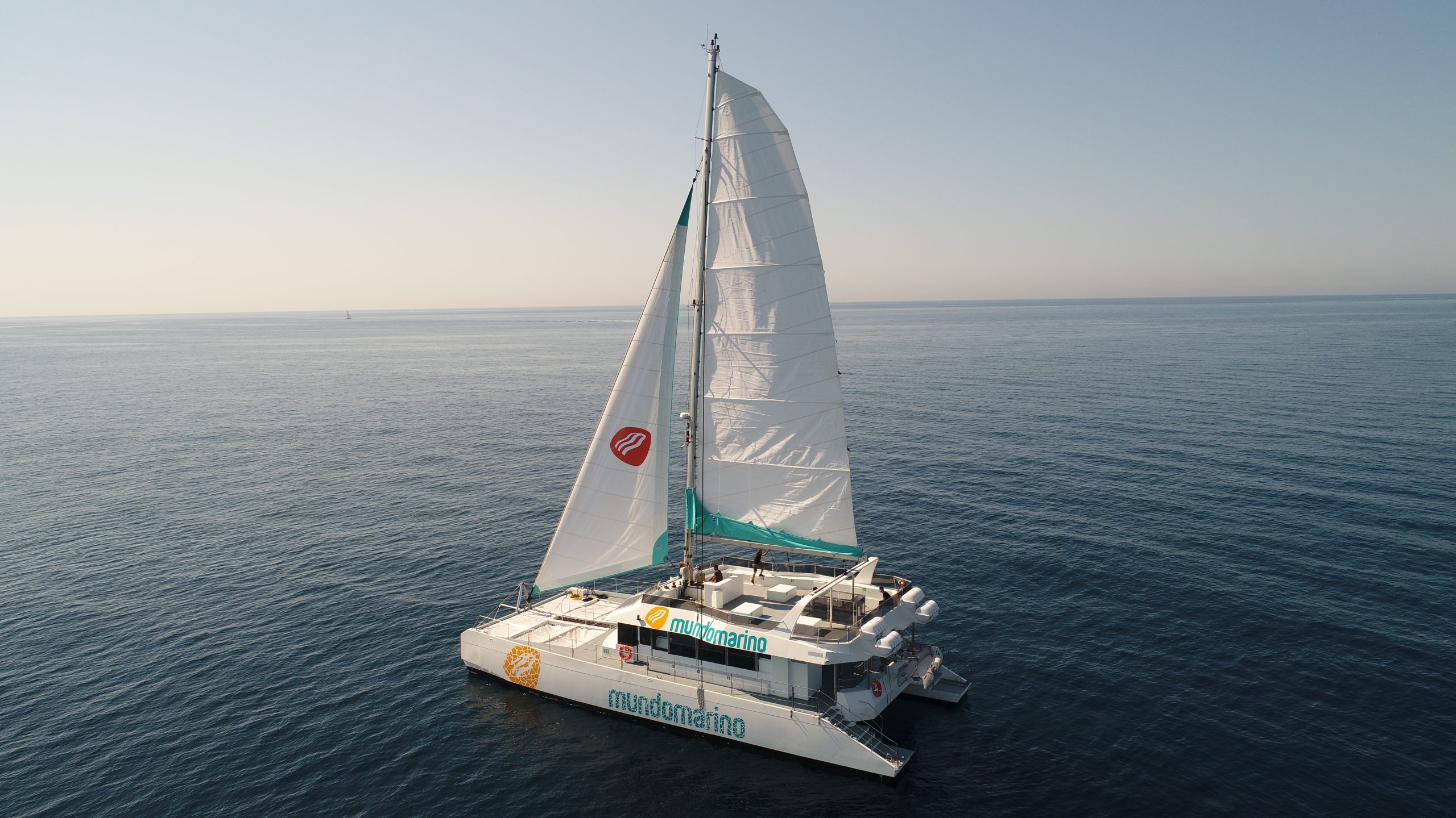 Paseo en catamarán de vela por costa de Málaga