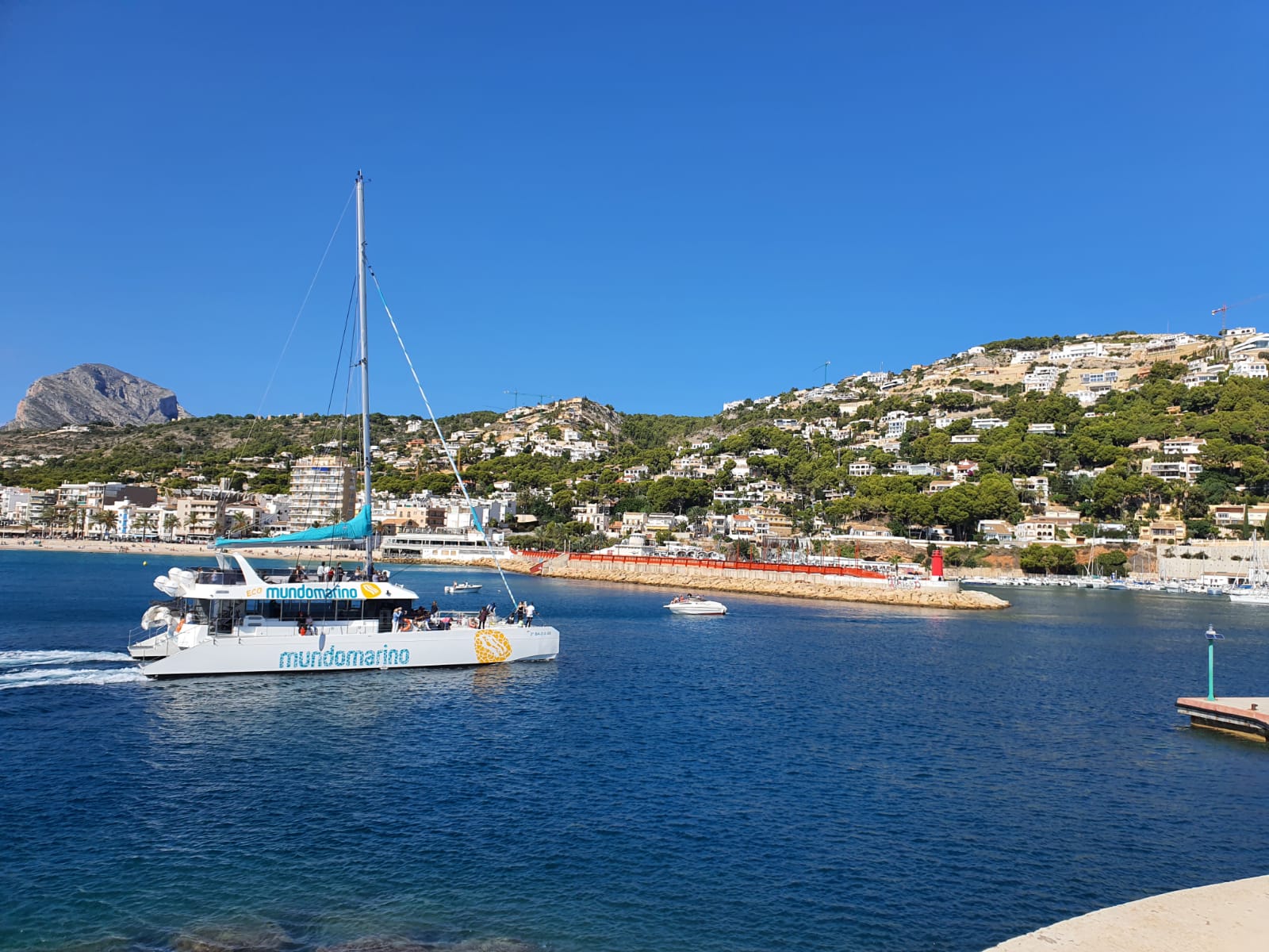 Paseo en catamarñan de vela por costa de Málaga