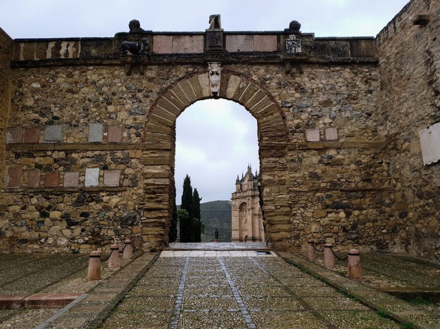 Arco de los gigantes centro histórico de antequera