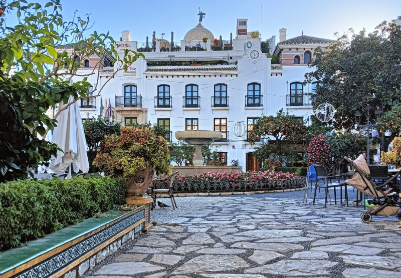 que ver en estepona en un dia plaza de las flores