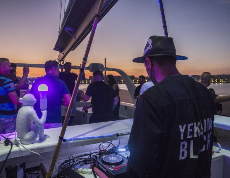 Paseo en barco nocturno con DJ 1 768x596