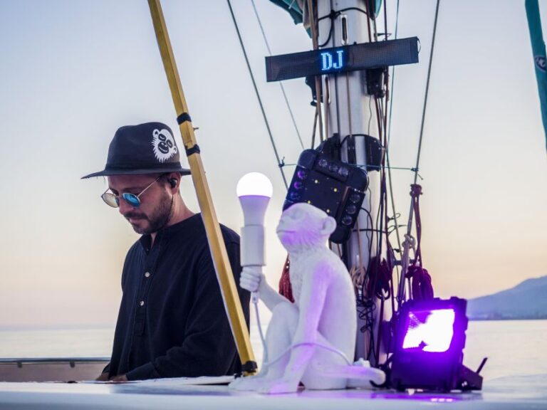 Paseo en barco nocturno con DJ 3 768x576