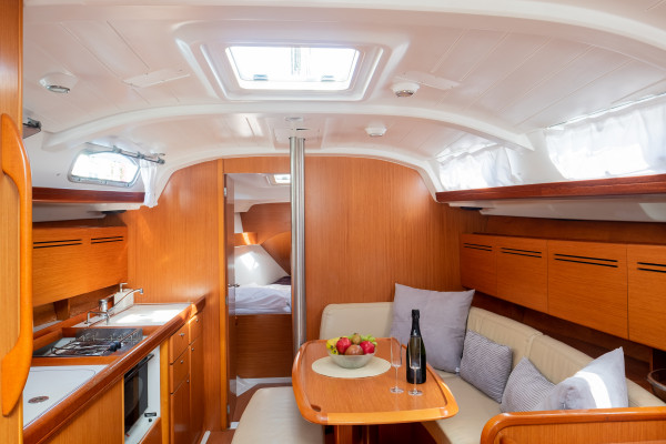 Alquiler velero Mistral en Puerto Banus 5 2