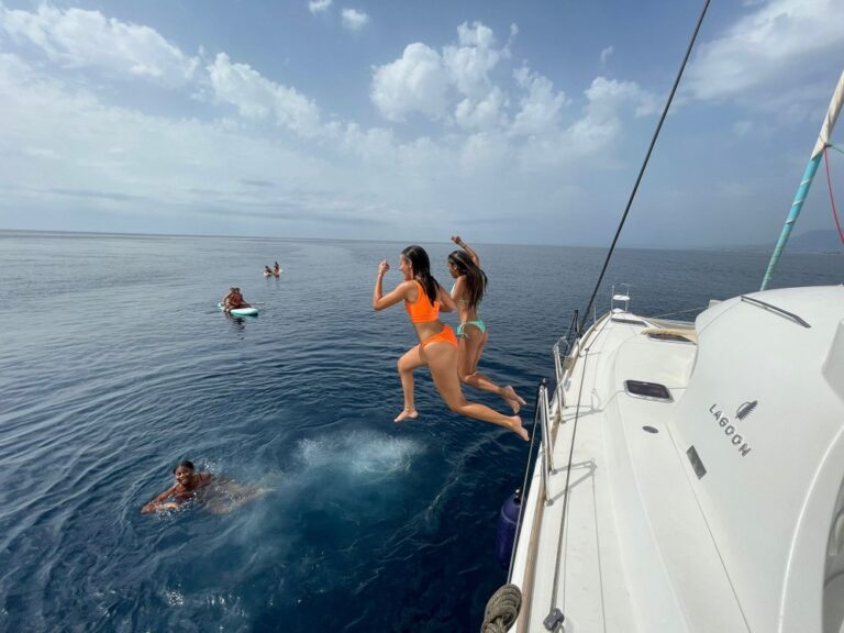 alquiler catamaran pribado puerto banus marbella 1 768x576