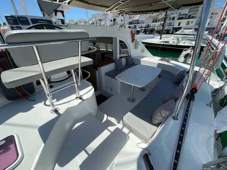 alquiler catamaran pribado puerto banus marbella 4 768x576