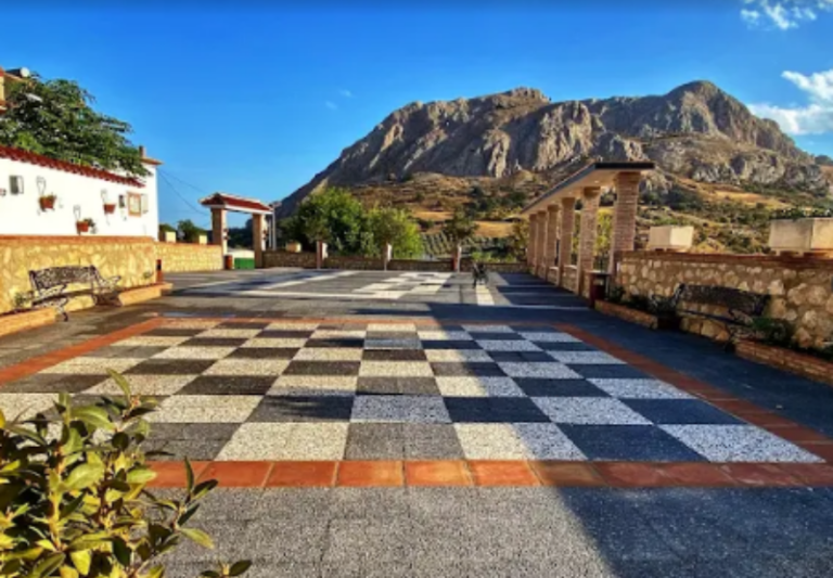 Plaza Comadrona Lucía Alba Pascual en Alfarnatejo
