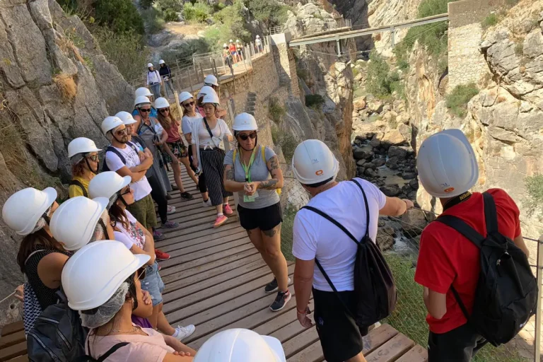explicando ruta visita guiada caminito del rey 768x512