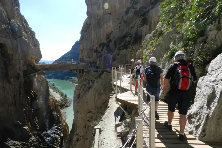 grupo caminando hacia puente colgante visita guiada caminito del rey 768x512