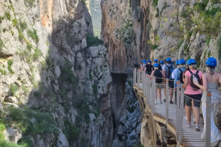 grupo pasando por acantilado visita guiada caminito del rey 768x512