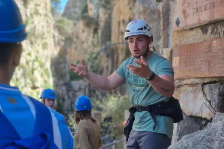 guia explicando visita guiada caminito del rey 768x512